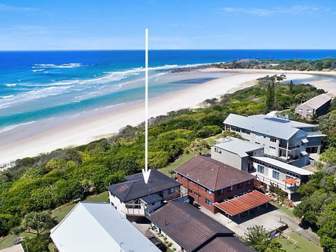 White Waves On The Beach - Accommodation Main Beach 2
