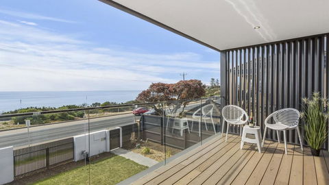 WHITEHAVEN - MORNINGTON - Accommodation Main Beach 0