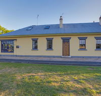 Whites Corner - Accommodation Main Beach