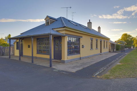 Whites Corner - Accommodation Main Beach 3