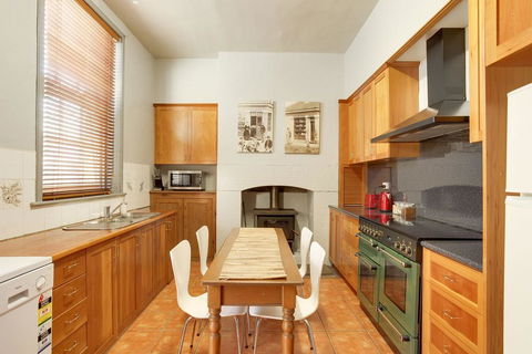 Whites Corner - Accommodation Main Beach 1