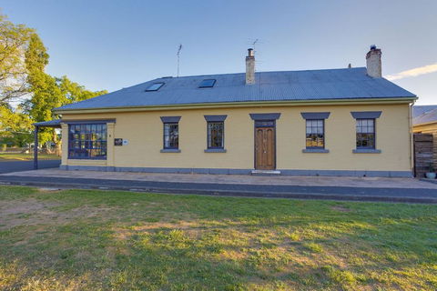 Whites Corner - Accommodation Main Beach 0