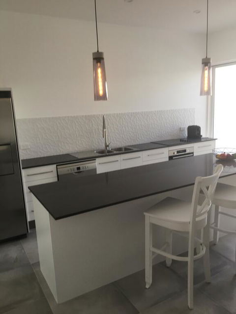 WhiteSands - Accommodation Main Beach 1