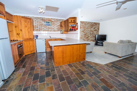 Whitesands Road, Unit 2/12 - Accommodation Main Beach 3