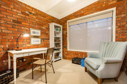 Whitewood Cottage - Secluded Spa - Accommodation Main Beach 2
