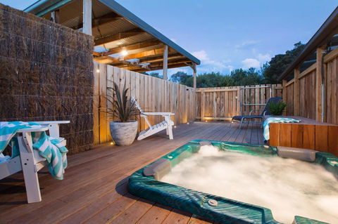 Whitewood Cottage - Secluded Spa - Accommodation Main Beach 0
