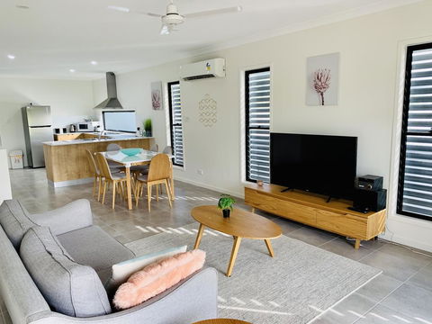 WHITSUNDAY Brand New Townhouse Close To Boardwalk - Accommodation Main Beach 0