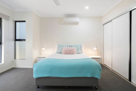 WHITSUNDAY Brand New Townhouse Close To Boardwalk - Accommodation Main Beach 2