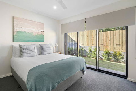 WHITSUNDAY Brand New Townhouse Close To Boardwalk - Accommodation Main Beach 3