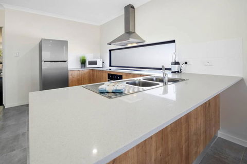 WHITSUNDAY Brand New Townhouse Close To Boardwalk - Accommodation Main Beach 1