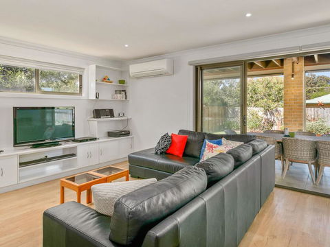 Wild Waves - Accommodation Main Beach 2