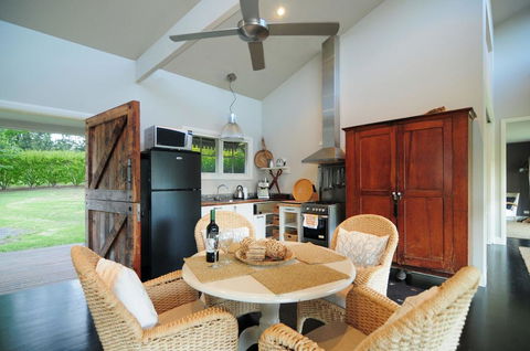 Willabrook Retreat - Mojo Cottage - Romantic Escape! - Accommodation Main Beach 3