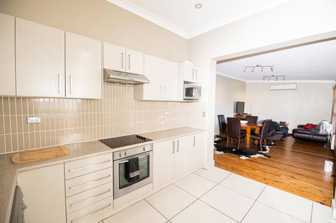 William Cottage Central Heritage Home - Accommodation Main Beach 1