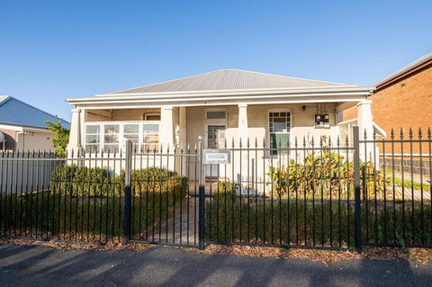 William Cottage Central Heritage Home - Accommodation Main Beach 3