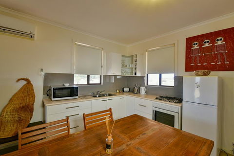 William Creek Camp Ground & Units - Accommodation Main Beach 1