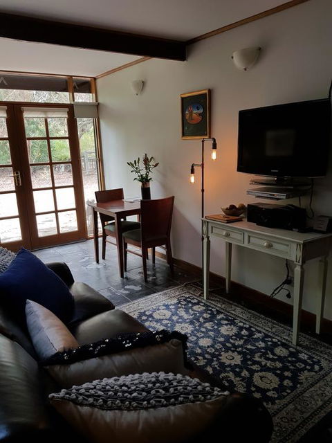 William Hunt's Retreat - Redwood Studio - Accommodation Main Beach 3