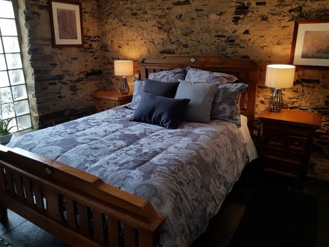 William Hunt's Retreat - Redwood Studio - Accommodation Main Beach 2