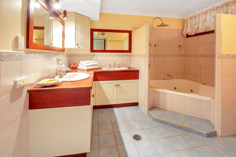 Williams Lodge - Accommodation Main Beach 2
