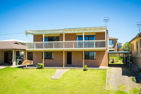 Williams Wonder - Large Beach House - Accommodation Main Beach 0