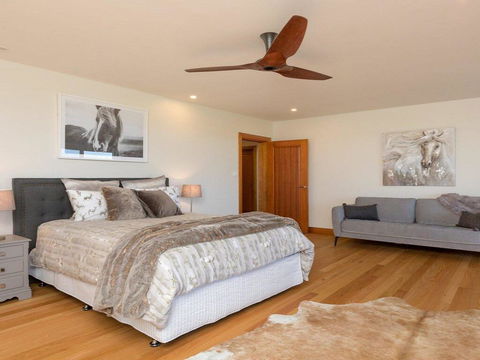 Willowview - Coastal Retreat, Stunning Views - Accommodation Main Beach 3