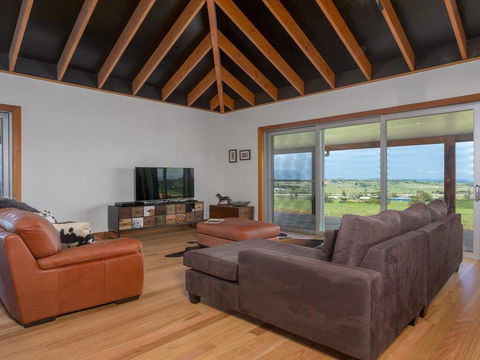 Willowview - Coastal Retreat, Stunning Views - Accommodation Main Beach 2