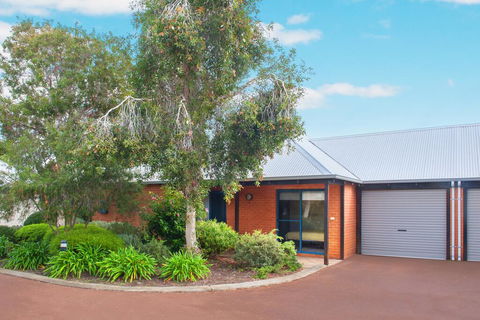 Wills - Accommodation Main Beach 1