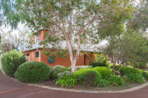 Wills - Accommodation Main Beach 0