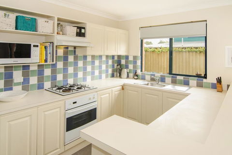 Wills - Accommodation Main Beach 2