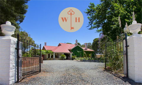 Wilsford House - Accommodation Main Beach 0