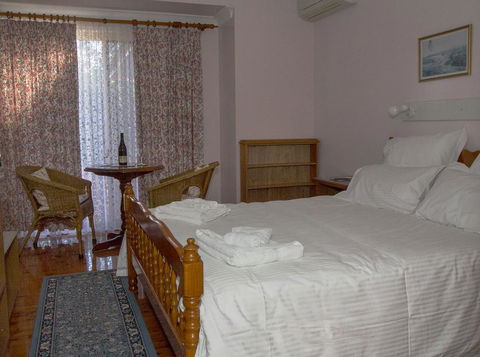 Wine Country Drive Guest House - Accommodation Main Beach 2