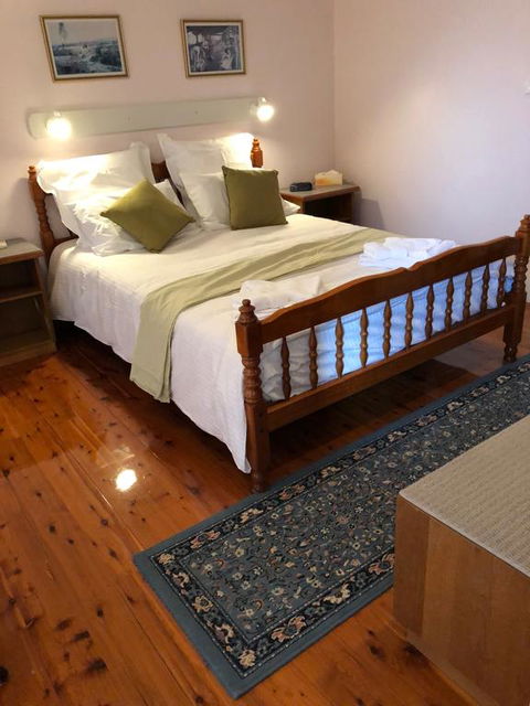 Wine Country Drive Guest House - Accommodation Main Beach 0