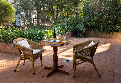 Wine Country Drive Guest House - Accommodation Main Beach 3