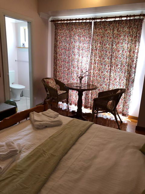Wine Country Drive Guest House - Accommodation Main Beach 1