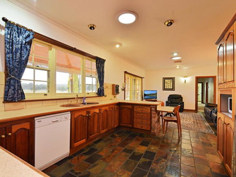 Wine Country Homestead 4-6br House - Accommodation Main Beach 2
