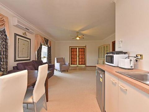 Wine Country Homestead Estate - Accommodation Main Beach 3