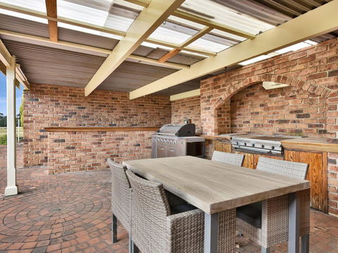 Wine Country Homestead Estate - Accommodation Main Beach 1