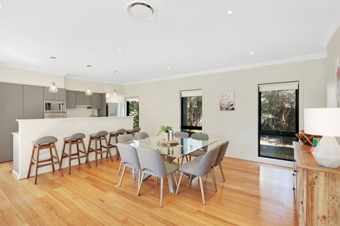Wine Down - Accommodation Main Beach 2