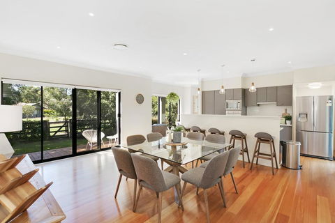 Wine Down - Accommodation Main Beach 1