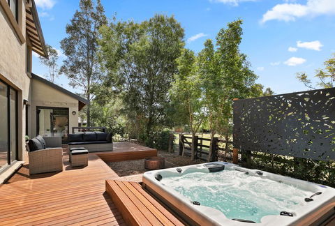 Wine Down - Accommodation Main Beach 0