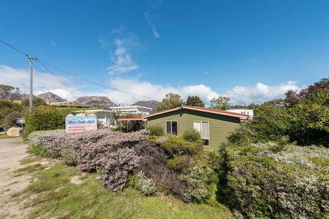Wineglass - Accommodation Main Beach 0