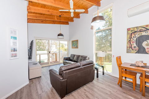 Wineglass - Accommodation Main Beach 3