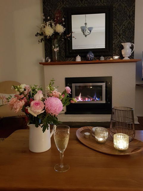 Winston Cottage At Three Sisters - Accommodation Main Beach 2