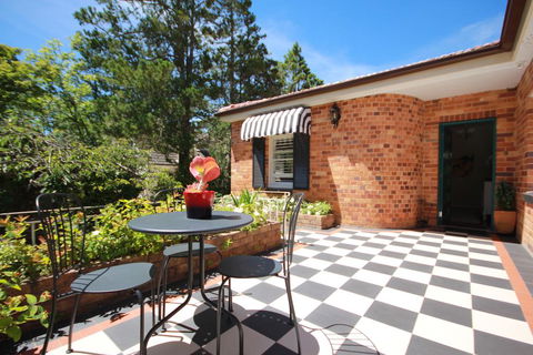 Winston Cottage At Three Sisters - Accommodation Main Beach 0