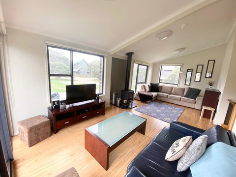 Winterfell - Accommodation Main Beach 1