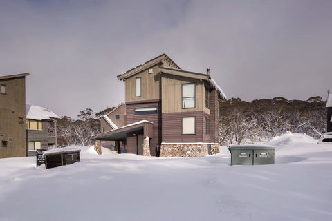 Winterfell - Accommodation Main Beach 0
