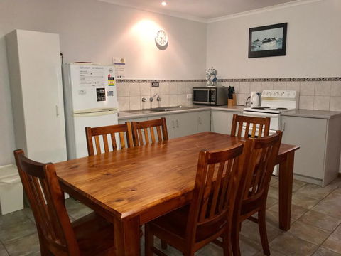 Wintersun Holiday Cottages - Accommodation Main Beach 2