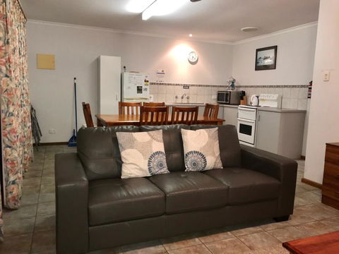 Wintersun Holiday Cottages - Accommodation Main Beach 0