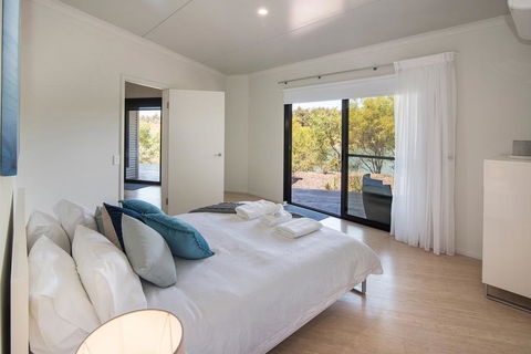 Wirraway Luxury Chalet - Accommodation Main Beach 2