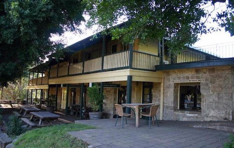 Wisemans Inn - Accommodation Main Beach 0