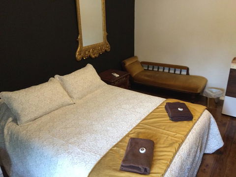 Wisemans Inn - Accommodation Main Beach 2